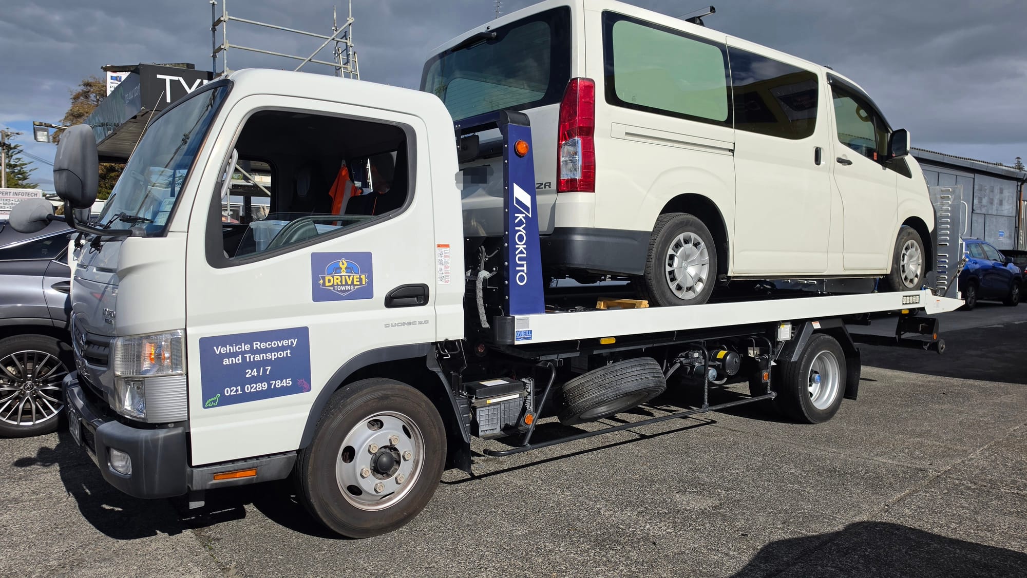 Drive1 Towing operator preparing a brown SUV for kerbside flatbed loading.